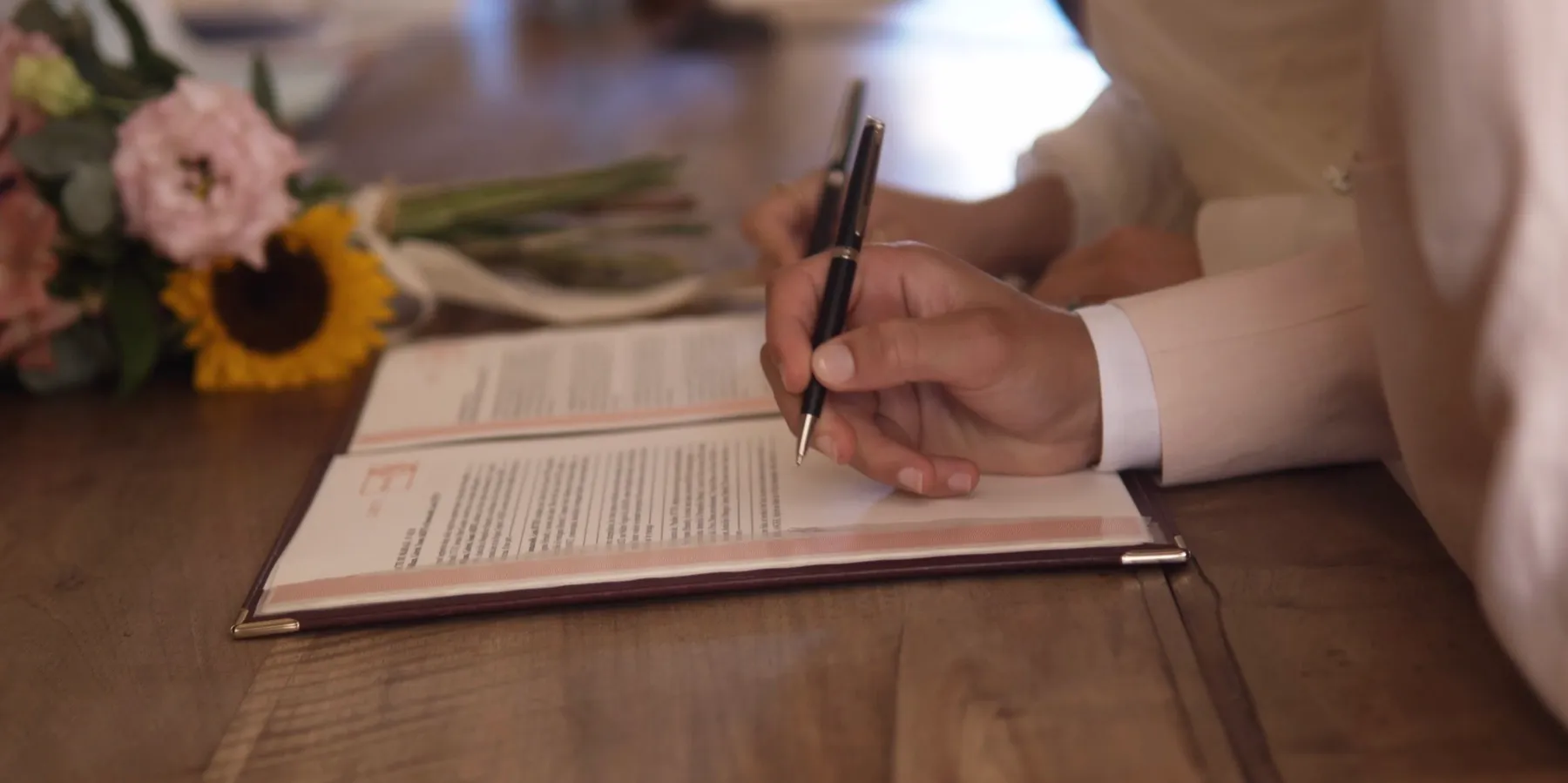 Signature du registre de mariage, plan détail — film Peak Prod