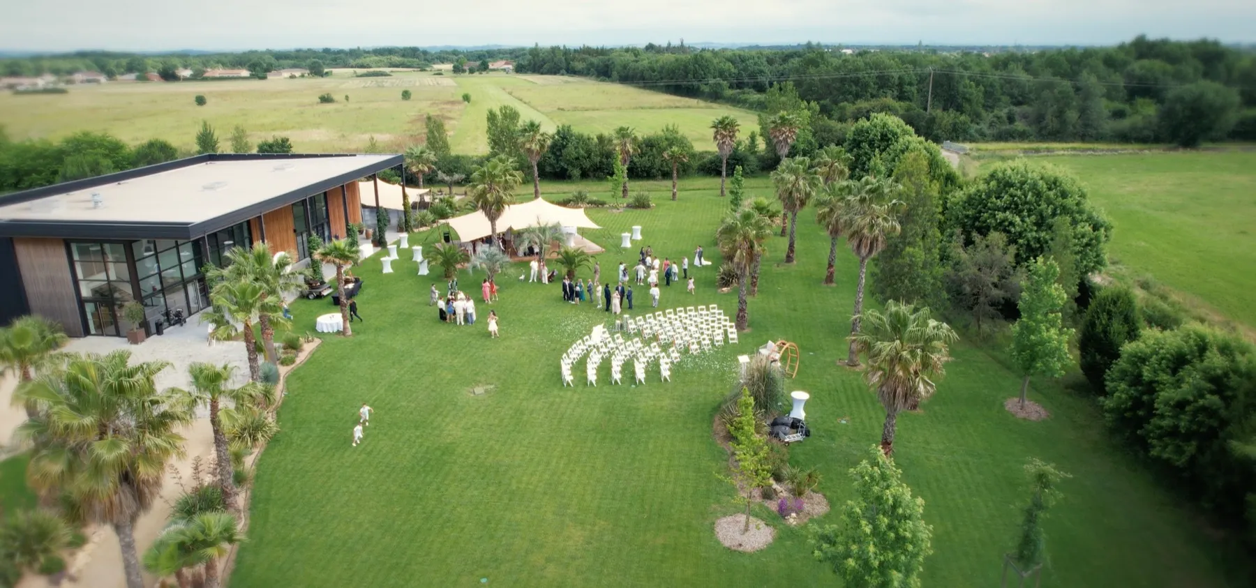Vue au drone d'un domaine de mariage filmé par Peak Prod