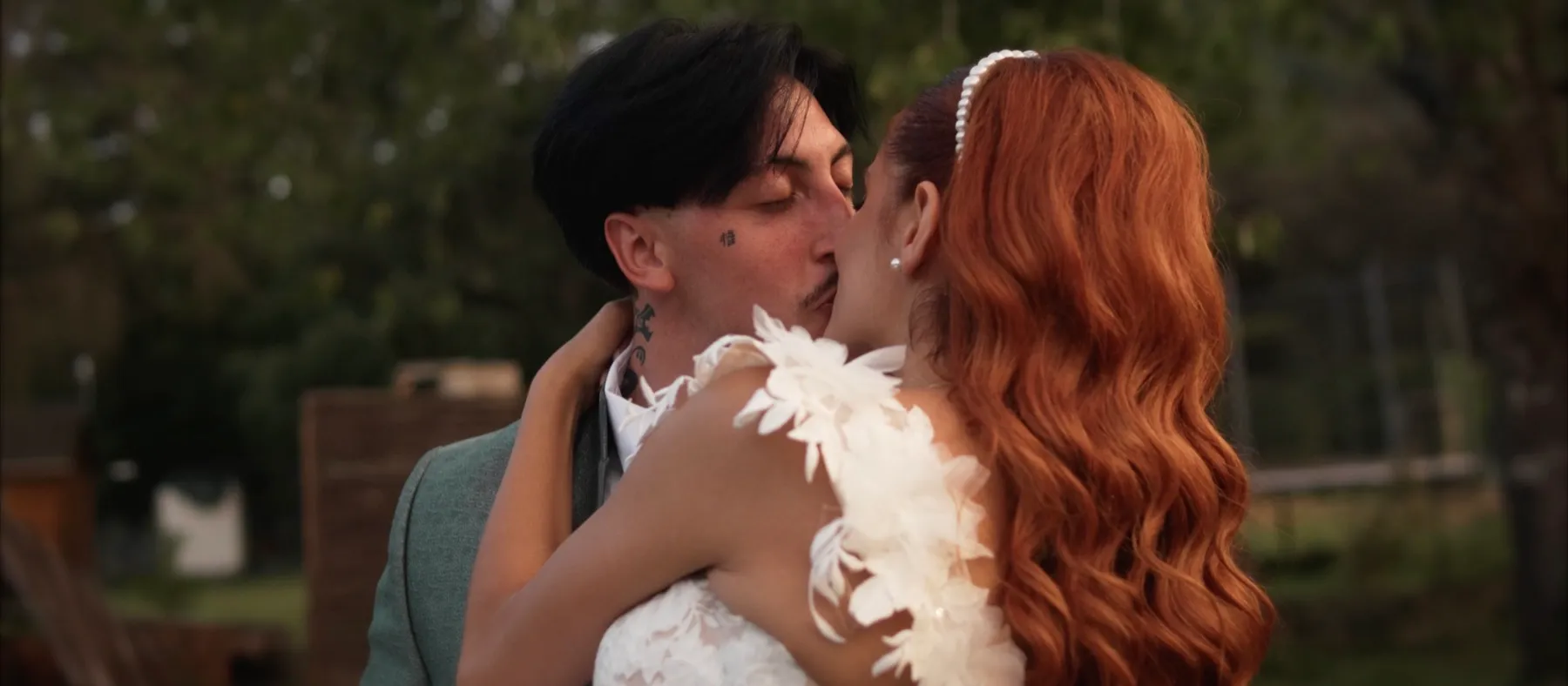 Baiser des mariés dans la nature — film Peak Prod