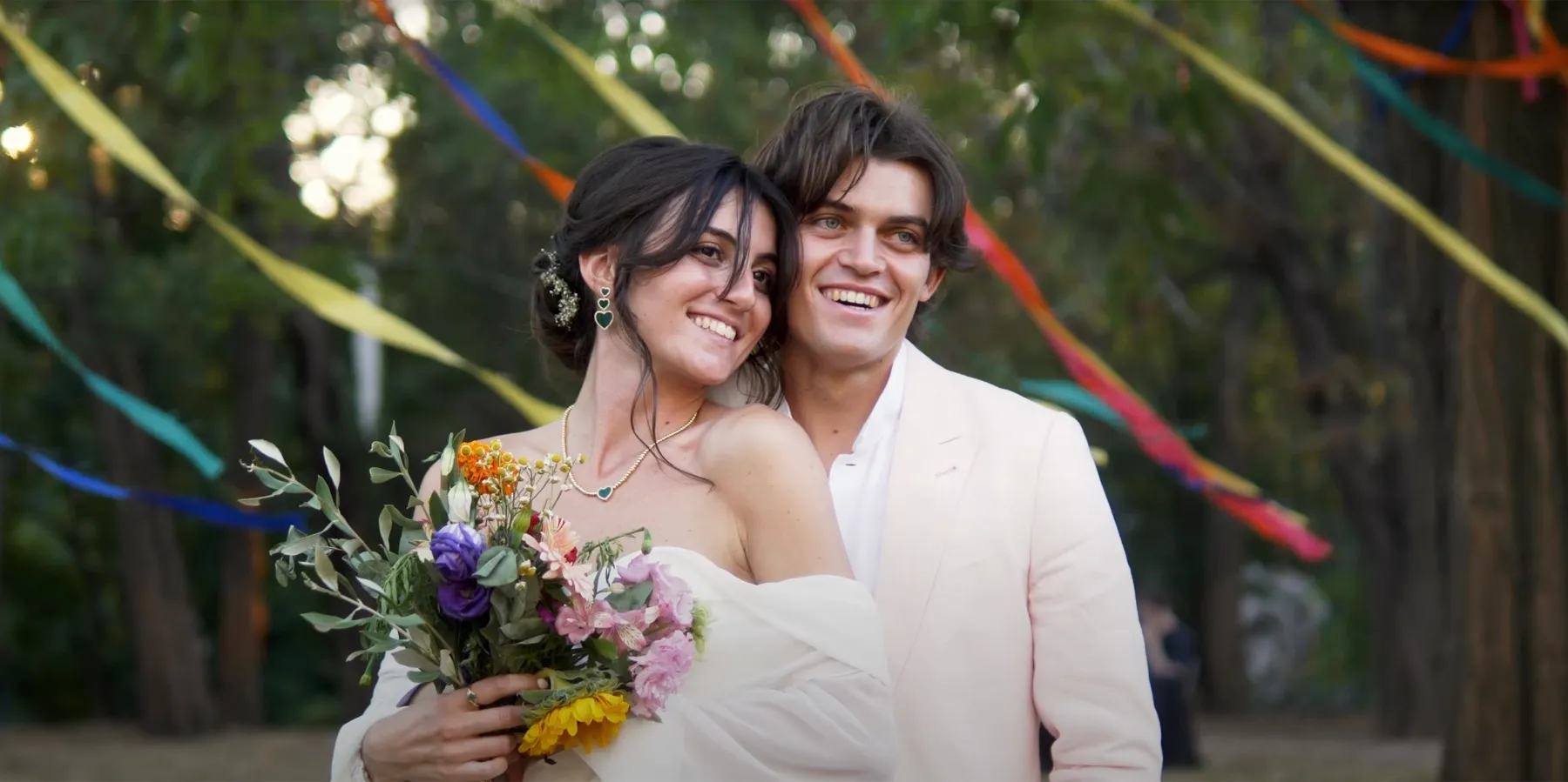 Mariés souriants sous des rubans colorés — film Peak Prod